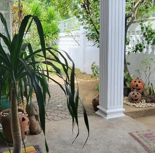 Casa Meyer's Bf Homes International House For Rent With Pool And Jacuzzi