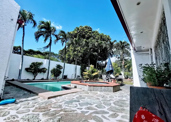 Casa Meyer's Bf Homes International House For Rent With Pool And Jacuzzi Accommodatie bij particulieren Manilla