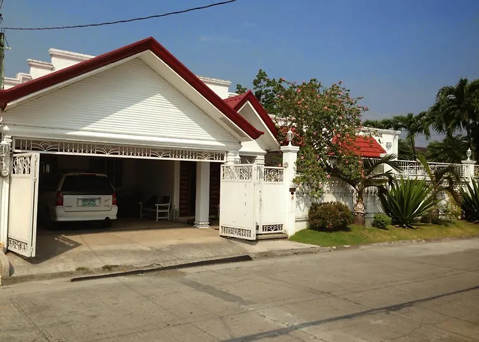 Accommodatie bij particulieren Casa Meyer's Bf Homes International House For Rent With Pool And Jacuzzi Manilla