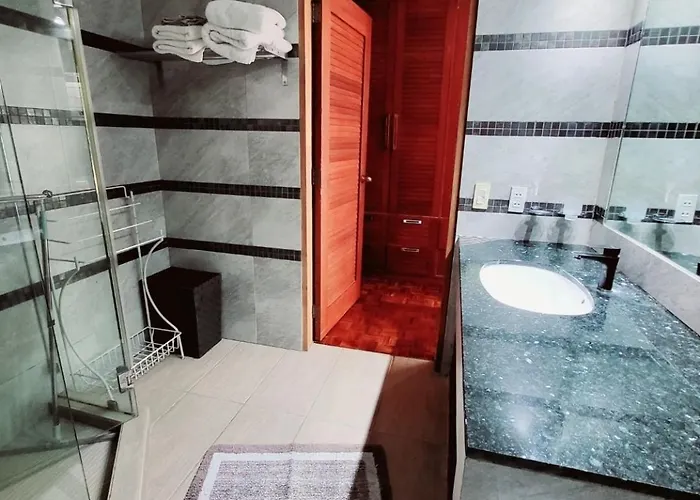 Accommodatie bij particulieren Casa Meyer's Bf Homes International House For Rent With Pool And Jacuzzi Manilla
